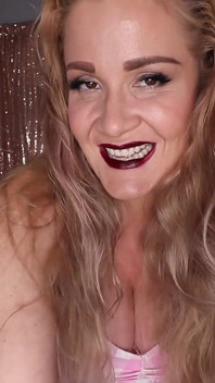 Mlle Whitney Morgan, ta belle-mère géante trop possessive