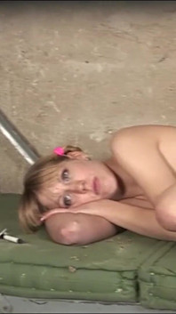 Blondes schätzchen wird nach einer Verfolgungsjagd durch den wald von zwei maskierten typen geknallt