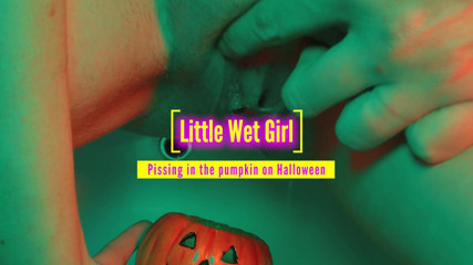 Little Wet Girl: Mijando na abóbora no Halloween