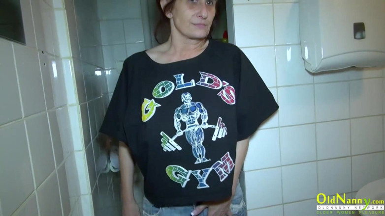Aged Love: OLDNANNY - nadržená zralá dáma dostala chuť a musí si prstit...