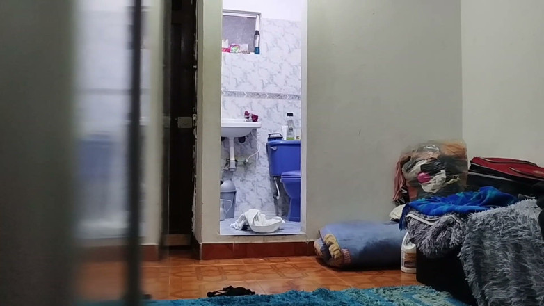 Deseodalexa: Saya menonton adik tiri saya di bilik mandi dan mengongkeknya...