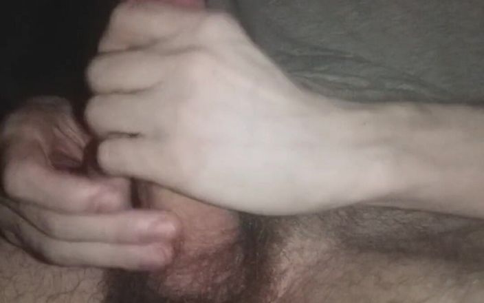 Jeddrew: Ich streiche meinen schwanz unter mein hemd und komme eine...