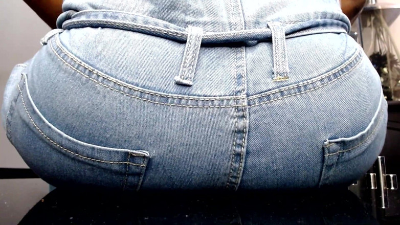 Maeling: Un petit homme ruiné dans une sodomie en jean avec...