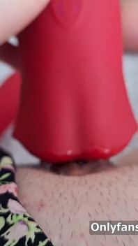 POV - สาวเดี่ยวน้ําแตกอย่างหนักโดยใช้เครื่องสั่นด้วยปากและลิ้นที่เคลื่อนที่ - โปรแกรมเมอร์เมีย