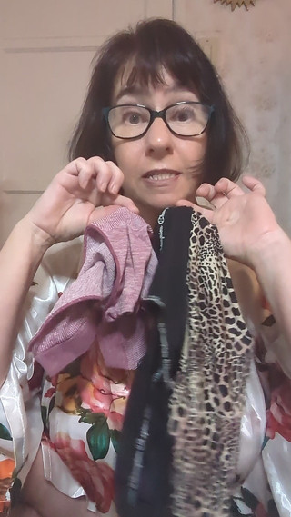 BustyBrendaxx: Yaramaz üvey oğul yine üvey annesinin külotunu çalıyor!