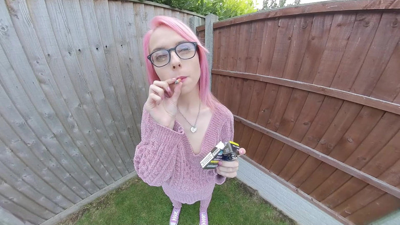VR smokers HD-2D Videos Only: Chloe Toy - rokend in haar tuin
