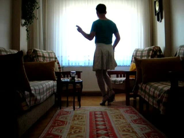 Electrahu: Fustă și tocuri înalte