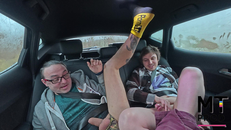 MT gay prod: Zwei heterosexuelle Typen lutschen sich gegenseitig und versuchen, hinten im...