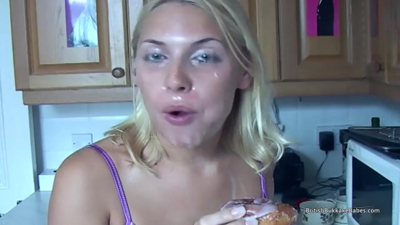 British Bukkake Babes: Blondine trekt sperma en eet het dan van een donut