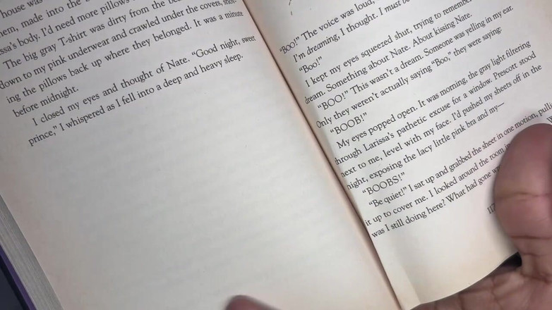 Cory Strokes: Livie Blainn Munge Cory Lo Accarezza Durante La Lettura