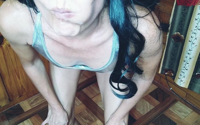 Bolly Karma: Sexig MILf håller min kuk - svälja sperma, avsugning, BBC