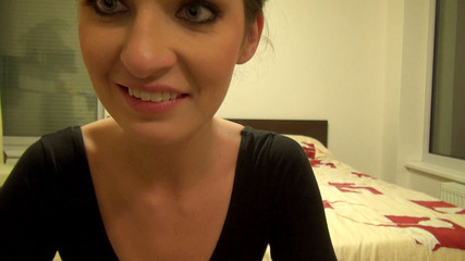 All Those Girlfriends: Kykola使用她的绿色假阳具射精