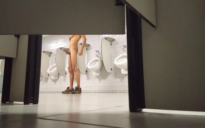 Lekexib: कॉलेज बाथरूम में नग्न
