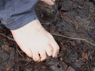 Kinky guy: Een wandeling op blote voeten in een modderig bos
