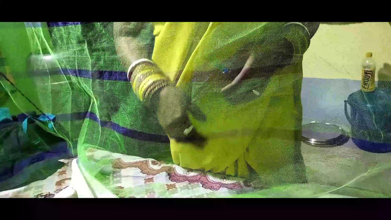 FireeCouple: 大胸部印度人妻每天都在丈夫离开后和她的老sasur ji jabardasti做爱