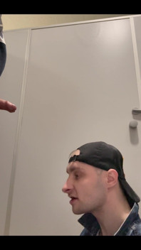 Gay skinhead Kinkysirius neemt een gouden douche in een openbaar toilet