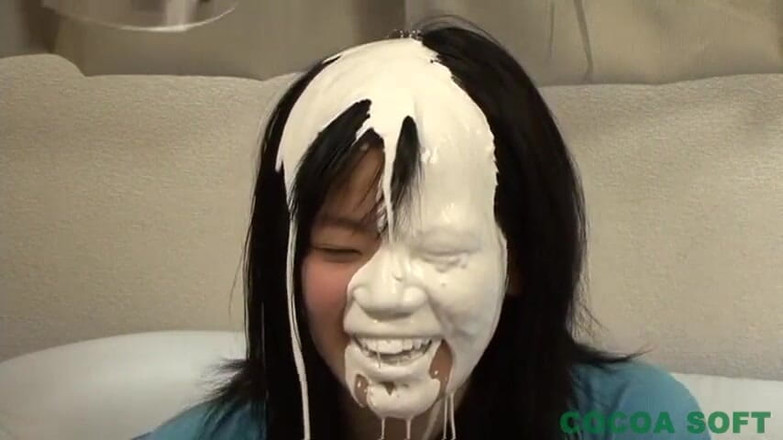 Cocoa Soft: Mladá asijská teenagerka je připravena na barvu těla a mastuirbaci