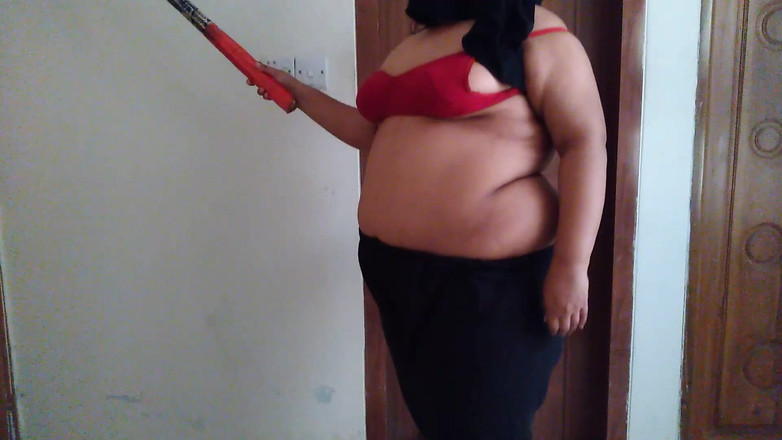 Aria Mia: 19y古いセクシーなBBWホテルのメイドは、彼女が部屋を掃除するときに彼女のブラジャーと乳首ショーを脱ぐ