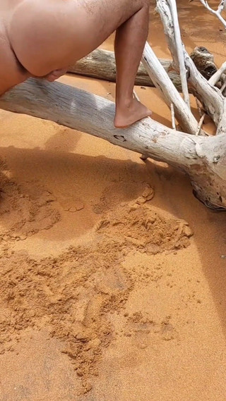 Ladysilvas: Ladysilva pamer pantat kecokelatan dengan garis kecokelatan di pantai