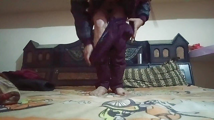 Gangbang straight: Červený crossdresser