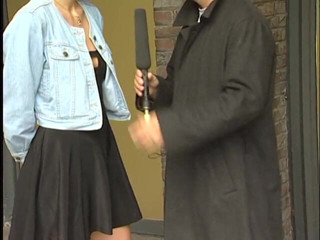 Lucky Cooch: Mooie blonde meid tijdens het interview