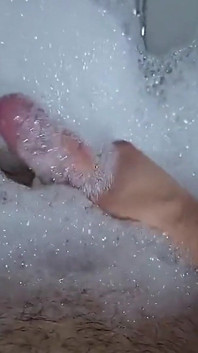 Masturbace Strong Pennis ve vaně