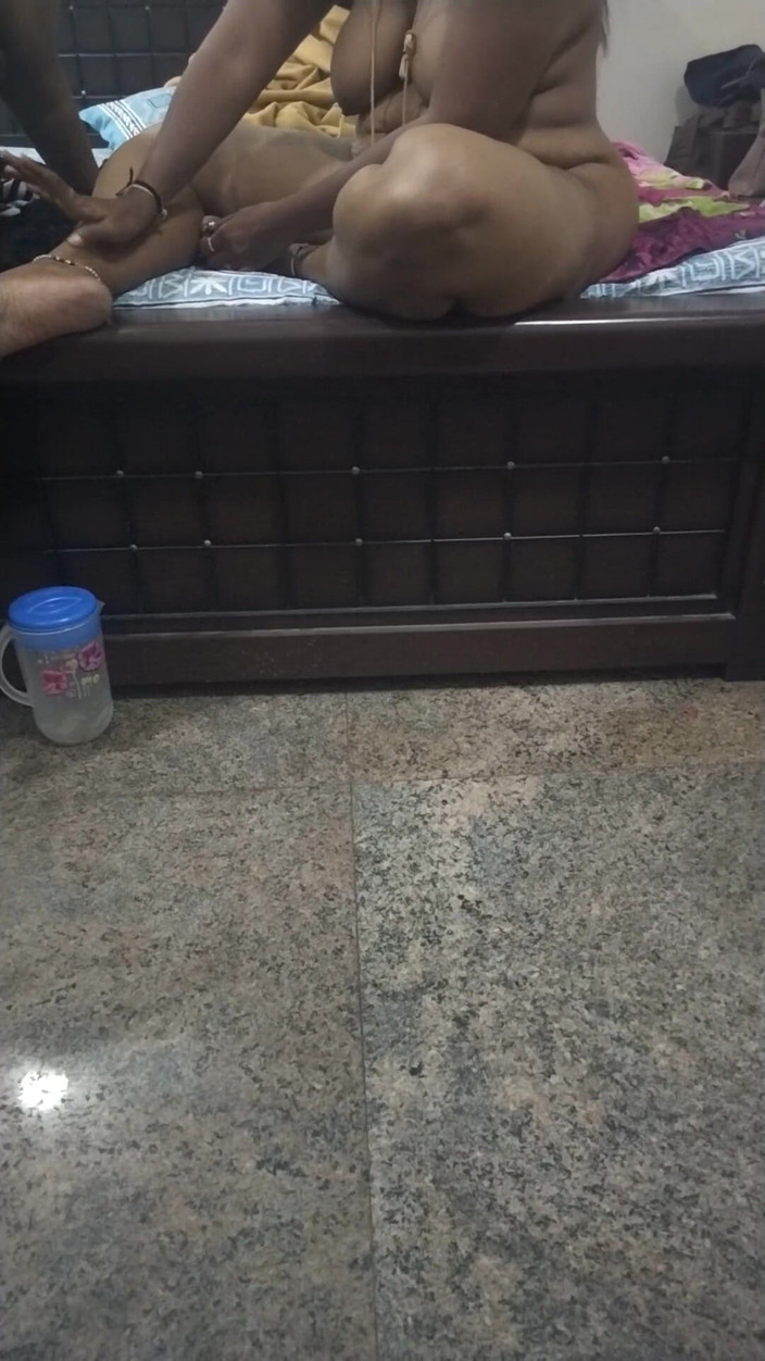 Tamil lesbian: Praat over haar sekswerk met naakt