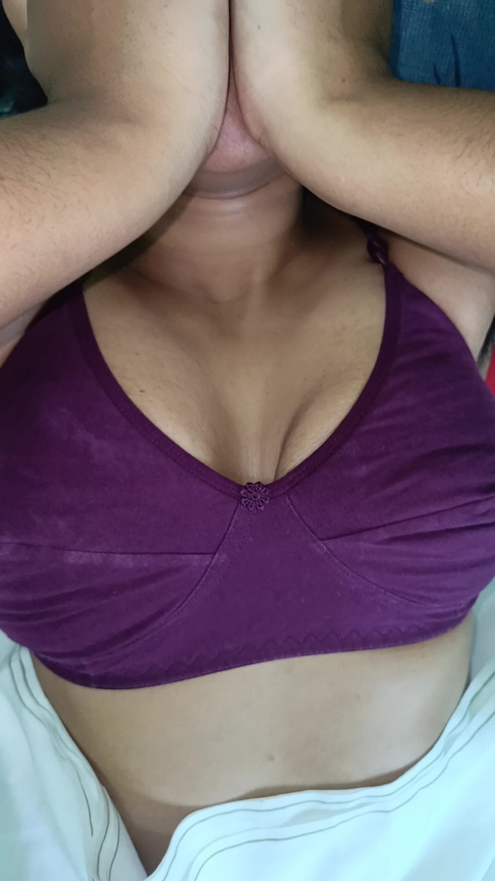 Pushpa studio: Dona de casa mostrando linda estrutura frontal com cinta-na cama