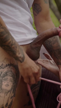 La bella latina Yessica Bunny si masturba e scopa durante l'intervista del casting