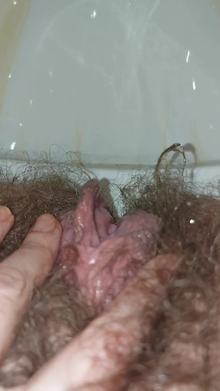 GinnaGg: मेरे बालों के माध्यम से एक धारा बह रही है