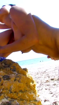 Deux MILF incroyables se font baiser par une bite sur Bach