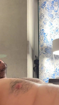 Orso gay che fuma nuvole pulite