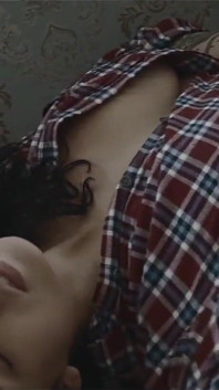 Plumpy tatuerad MILF dansar striptease