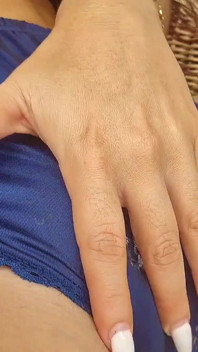 按摩阴户直到她达到高潮 - 肛塞 - 单人女性自慰