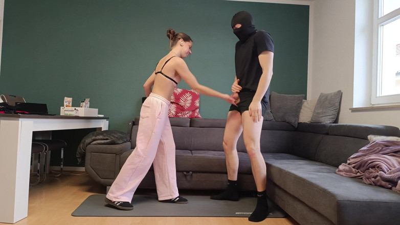 GermanBallsBusted: Ballbusting und Trampling in Adidias Turnschuhen