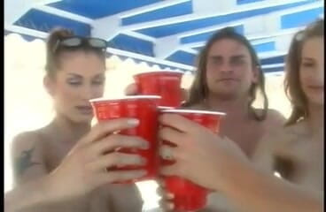 Perfect Porno: Due modelle tettone da spiaggia con la figa perfetta che...