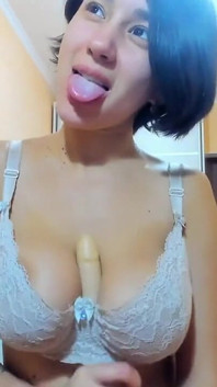 Myla_angel dengan toket putih lagi asik ngentot dildo ukuran raksasa!