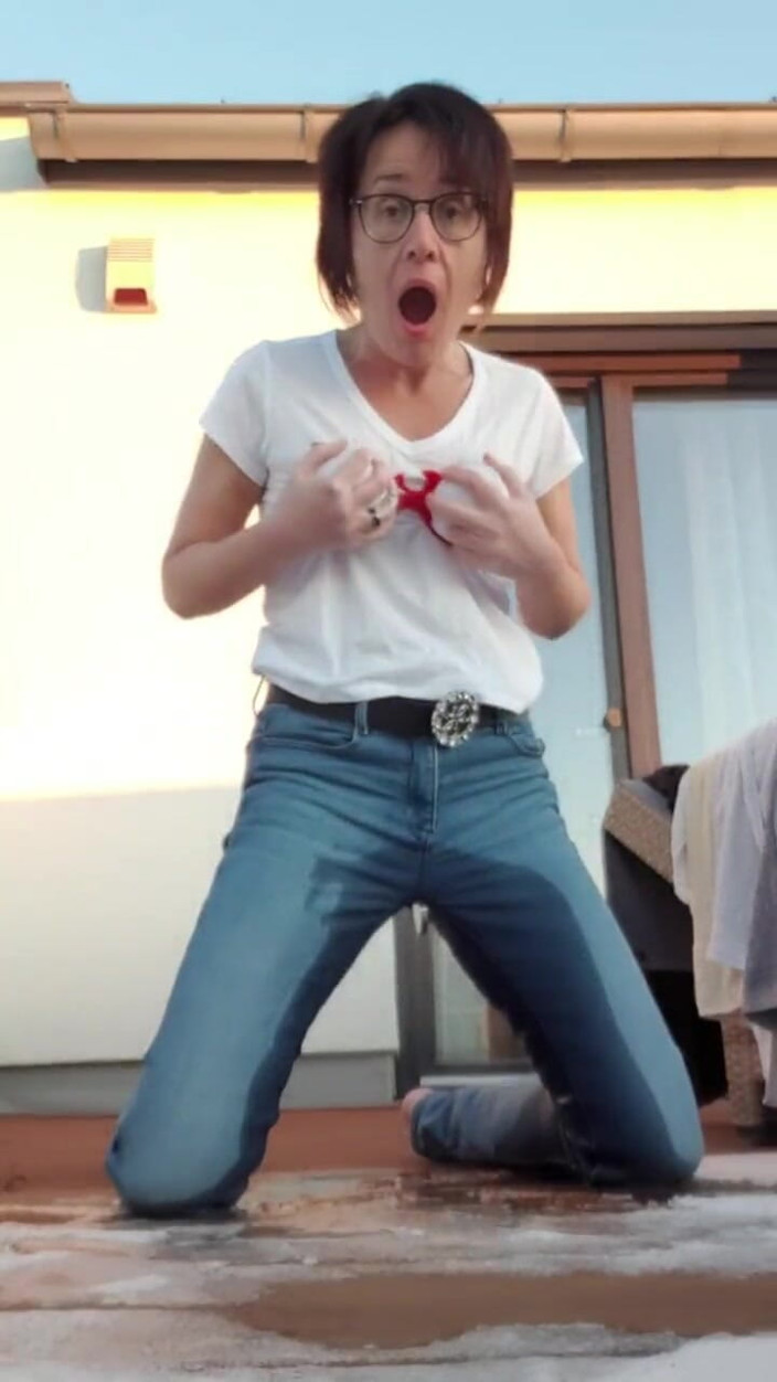 JulieEroticDress: Squirta in jeans sul balcone