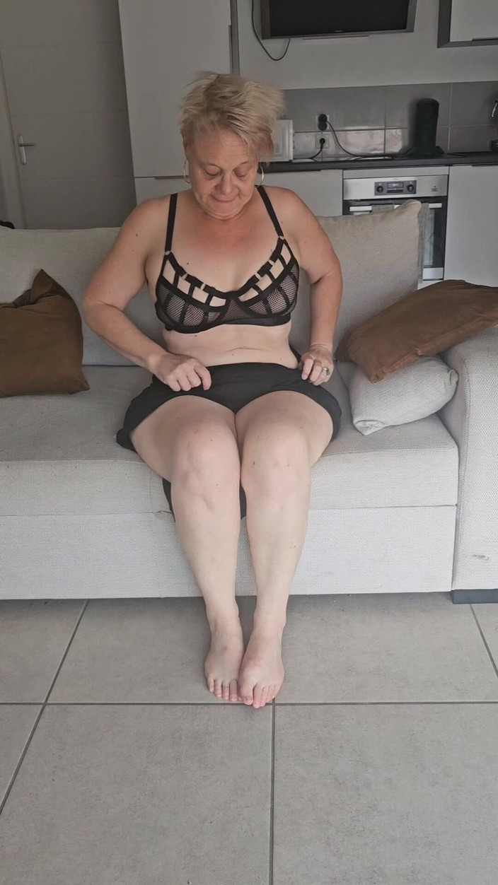 Sofy13: La matrigna matura e sexy gioca con la sua figa...