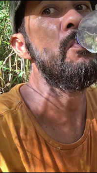 Köylü ormanda sigara içiyor ve evde mastürbasyon yapıyor