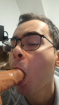 Universitário chupa o pau do padrasto até ele gozar na boca (vibrador)