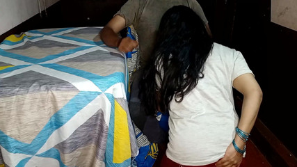 Queenrima: Vesnická manželka svádí kundičku, Je ošukaná manželem na židli