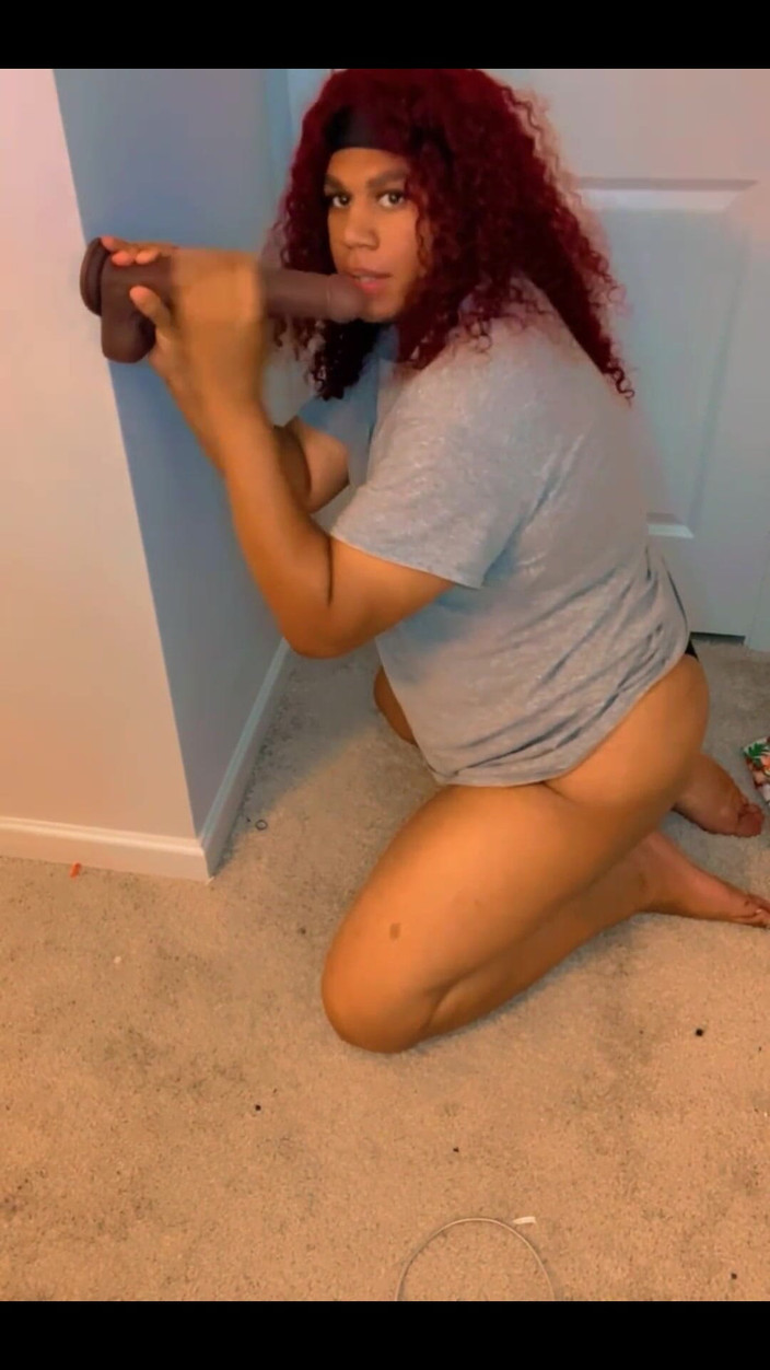 Hicktown_hoochi: Aku lagi asik nyepong dildo ukuran kontol raksasa pria kulit...