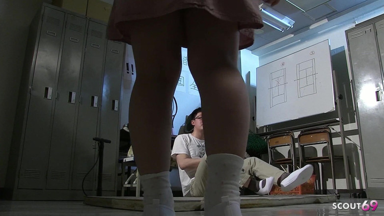 Asian porn collection: 娇小的日本处女青少年 18 勾引同学在无码的 JAV 色情片中破处性爱