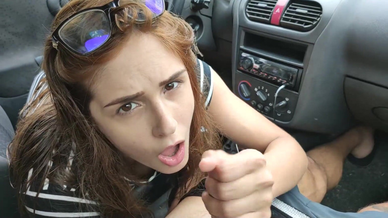 Shamelesscouple: Arabada bir yabancının sikini emiyor