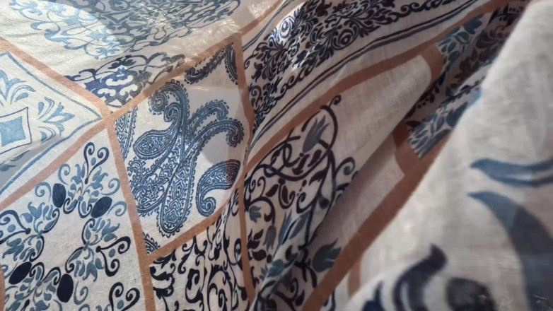 Emma Voyeur: Гаряча гола мамка дражнить на громадському пляжі