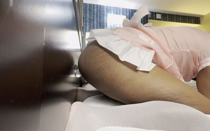 SissyHousewife: Une femme au foyer vierge se fait baiser avec un...