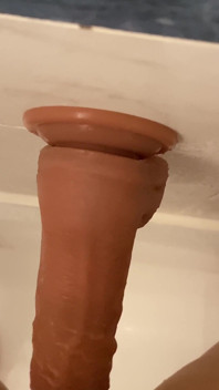 Edepsiz bir kız gibi küvette dildoma biniyorum