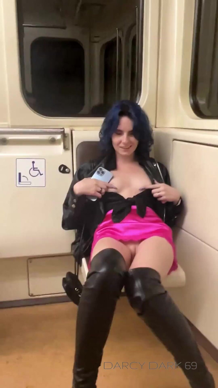 Darcy Dark: Seks dalam kereta bawah tanah