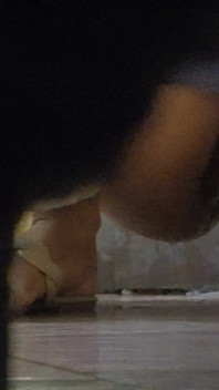 Coup d’oeil sur un gros pipi poilu